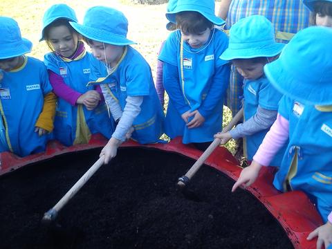 As crianças cavaram a terra com pequenas enxadas.